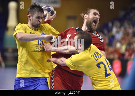 Zlin, Tschechische Republik. 6. Mai 2017. Von links OLEKSANDR TILTE (UKR), PAVEL HORAK (CZE), JEVGEN ZHUK (UKR) in Aktion während der Herren-Handball-EM-Qualifikationsspiel: Tschechien Vs Ukraine in Zlin, Tschechische Republik, 6. Mai 2017. Bildnachweis: Dalibor Gluck/CTK Foto/Alamy Live-Nachrichten Stockfoto