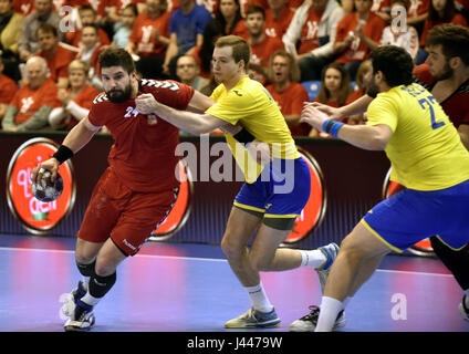 Zlin, Tschechische Republik. 6. Mai 2017. Von Mailand Skvaril (CZE), Andriy Akimenko (UKR), Maksym Biegalin (UKR) links in Aktion während der Herren-Handball-EM-Qualifikationsspiel: Tschechien Vs Ukraine in Zlin, Tschechische Republik, 6. Mai 2017. Bildnachweis: Dalibor Gluck/CTK Foto/Alamy Live-Nachrichten Stockfoto