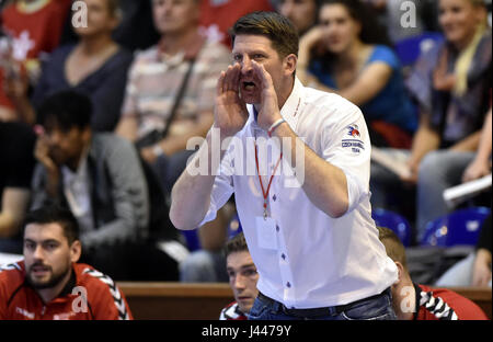 Zlin, Tschechische Republik. 6. Mai 2017. Trainer der tschechischen Team Daniel Kubes in Aktion während der Herren-Handball-EM-Qualifikationsspiel: Tschechien Vs Ukraine in Zlin, Tschechische Republik, 6. Mai 2017. Bildnachweis: Dalibor Gluck/CTK Foto/Alamy Live-Nachrichten Stockfoto