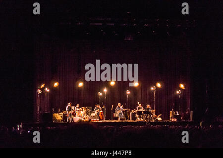 Wembley, Vereinigtes Königreich. 9. Mai 2017. Bob Dylan und seine Band durchführen Leben in der SSE-Arena, Wembley, letzte Nacht. Bildnachweis: Andrew Hasson/Alamy Live-Nachrichten Stockfoto