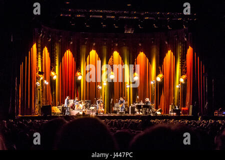 Wembley, Vereinigtes Königreich. 9. Mai 2017. Bob Dylan und seine Band durchführen Leben in der SSE-Arena, Wembley, letzte Nacht. Bildnachweis: Andrew Hasson/Alamy Live-Nachrichten Stockfoto