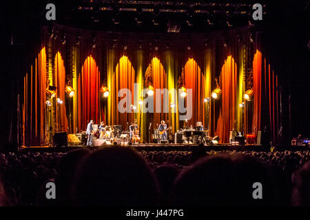 Wembley, Vereinigtes Königreich. 9. Mai 2017. Bob Dylan und seine Band durchführen Leben in der SSE-Arena, Wembley, letzte Nacht. Bildnachweis: Andrew Hasson/Alamy Live-Nachrichten Stockfoto