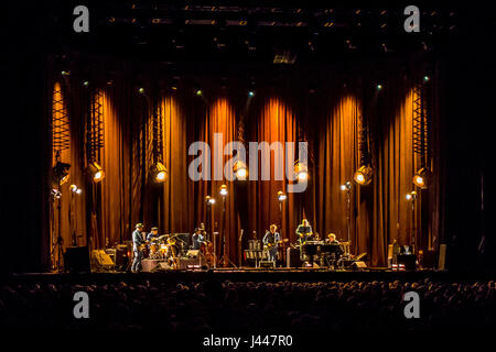 Wembley, Vereinigtes Königreich. 9. Mai 2017. Bob Dylan und seine Band durchführen Leben in der SSE-Arena, Wembley, letzte Nacht. Bildnachweis: Andrew Hasson/Alamy Live-Nachrichten Stockfoto