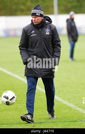 Hamburg, Deutschland. 10. Mai 2017. Hamburgs Manager Markus Gisdol bei einem Team-Training im Volkspark-Stadion in Hamburg, Deutschland, 10. Mai 2017. Die Club-Saison war geprägt von einer katastrophalen Torschützenkönig Geschwindigkeit und sitzen auf 34 Punkte mit spielen gegen FC Schalke 04 entfernt und VfL Wolfsburg zu Hause zu kommen, dürfte sich verbannt werden. Foto: Christian Charisius/Dpa/Alamy Live News Stockfoto