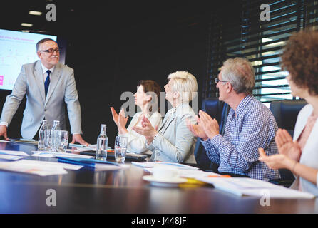 Ältere Erwachsene Geschäft männliche Redner zu bewundern Stockfoto