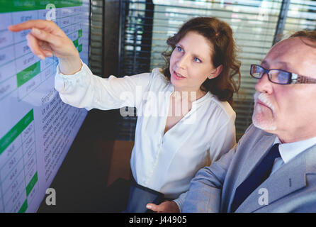 Zwei Kollegen diskutieren über Arbeit Stockfoto