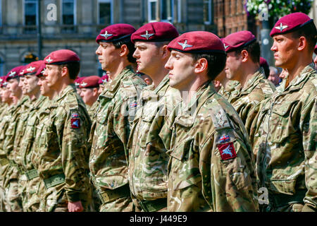 Mitglieder der britischen Fallschirmjäger-Regiment auf der Parade in George Square, Glasgow, Schottland Stockfoto