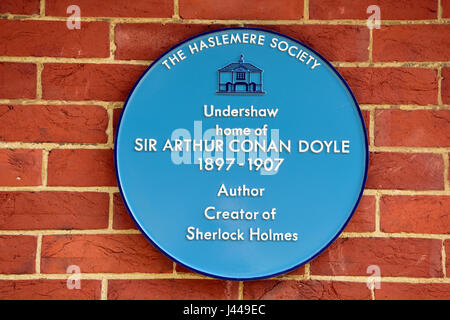 Blaue Plakette an der Wand des ehemaligen Haus des verstorbenen Sir Arthur Conan Doyle (22. Mai 1859-7 Juli 1930), die an undershaw von 1897-1907 lebte, Haslemere... Stockfoto