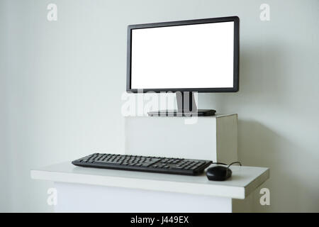 Mock-up des Computerbildschirms auf weißen Tisch Stockfoto