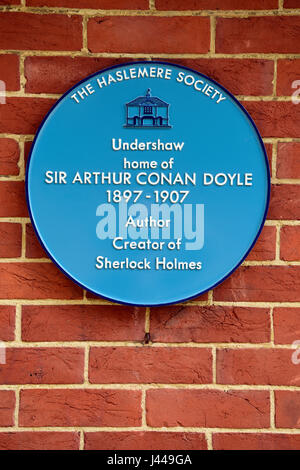 Blaue Plakette an Wand des ehemaligen Wohnhaus des verstorbenen Autor Sir Arthur Conan Doyle (22. Mai 1859-7 Juli 1930) lebte in Undershaw von 1897-1907, Haslemer Stockfoto