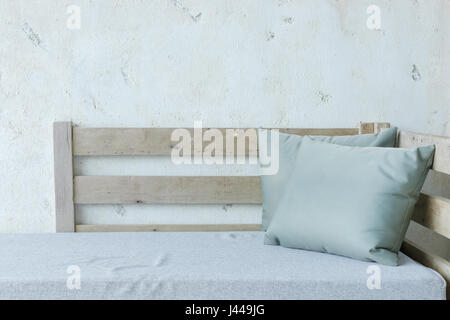 Gartenmöbel aus Holz Schlafsofa mit Kissen Stockfoto