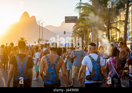 RIO DE JANEIRO - 11. Februar 2017: Junge brasilianische Freunde feiern Karneval im Sonnenuntergang Straßenfest am Ipanema-Strand. Stockfoto