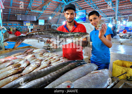 Bandar Abbas, Provinz Hormozgan, Iran - 15. April 2017: persische Händler zeigt frischen Fisch in der Markthalle. Stockfoto