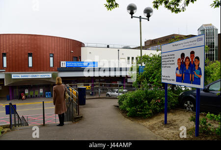 Gesamtansicht der Fassade des königlichen Surrey County Hospital, mit Schild, rechtfertigen seinen Parkplatz Gebühren, Guildford, Surrey, UK. Stockfoto