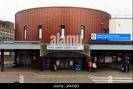 Gesamtansicht der Fassade des königlichen Surrey County Hospital, Guildford, Surrey, UK. Stockfoto