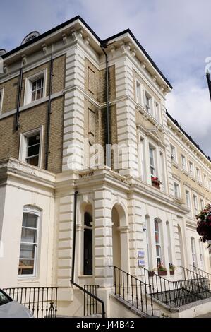 8-14 Church Square, Leighton Buzzard, Bedfordshire sind nur einen Block von Häusern im Jahre 1855 erbaut. Stockfoto