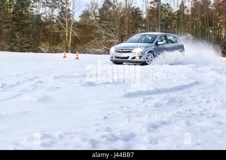 Extreme Fahrstunden, Lehren - lernen, fahren auf Schnee, Eis, auf nasser Fahrbahn und Parkplätze für Führerschein und bessere Fähigkeiten Stockfoto