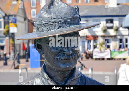 Eine Statue von Robert, Lord Baden-Powell am Kai in Poole, Dorset. 1907 gründete er die Pfadfinderbewegung auf nahe gelegene Brownsea Island Stockfoto