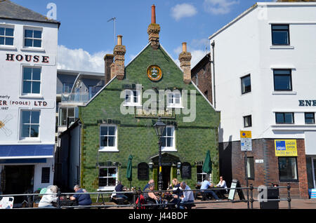 Trinker außerhalb der Poole Arme Wirtshaus am Kai in Poole, Dorset Stockfoto