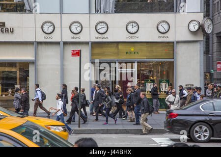 Fußgänger-Stream durch den Torneau laden entlang der 6th Avenue 42nd Street in Midtown Manhattan. Stockfoto