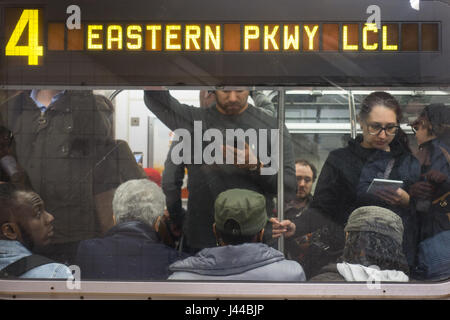 Nr. 4-Zug ist immer voll in den Feierabendverkehr auf der Lexington-Linie in Manhattan; NEW YORK CITY. Stockfoto