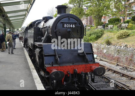 Ein Standard 4MT Tank Dampfzug in Swanage Station auf der Swanage Railway in Dorset Stockfoto