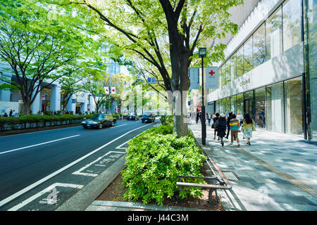 Omotesando Einkaufsstraße zeigt die Celine Gebäude und Café in Tokio, Japan Stockfoto