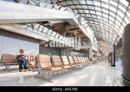 SAMUT PRAKAN, THAILAND - 19. Januar 2017: Reisende, Passagiere warten Flug im Terminal des Flughafen Suvarnabhumi Stockfoto