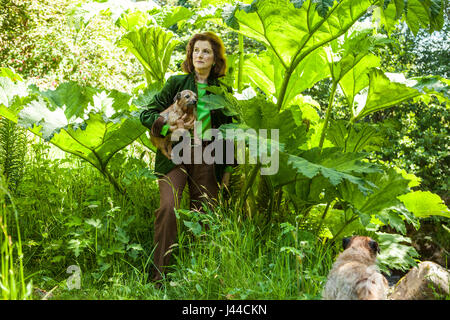 Lady Angelika Cawdor, die tschechischen Dowager Gräfin von Cawdor abgebildet mit Oe von ihren Hunden auf dem Gelände des Cawdor Castle geboren. Cawdor Castle befindet sich ami Stockfoto