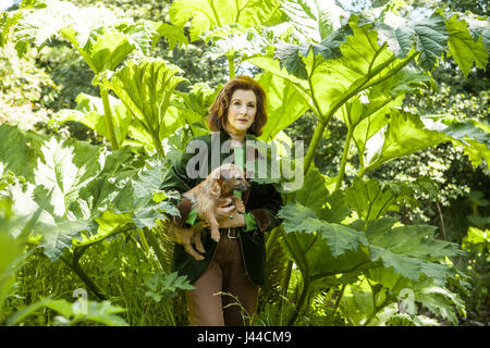 Lady Angelika Cawdor, die tschechischen Dowager Gräfin von Cawdor abgebildet mit Oe von ihren Hunden auf dem Gelände des Cawdor Castle geboren. Cawdor Castle befindet sich ami Stockfoto