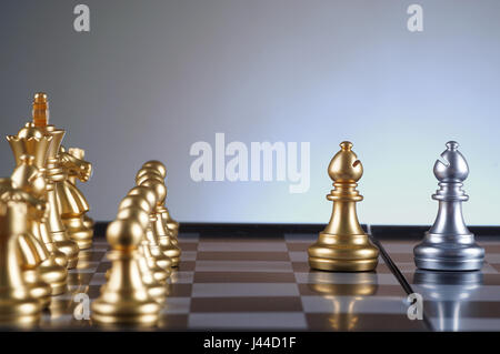 Goldene Bischof gegenüber Silber Bischof Schach auf Verlaufshintergrund - Führung, Team, erfolgreiche und Business-Konzept Stockfoto