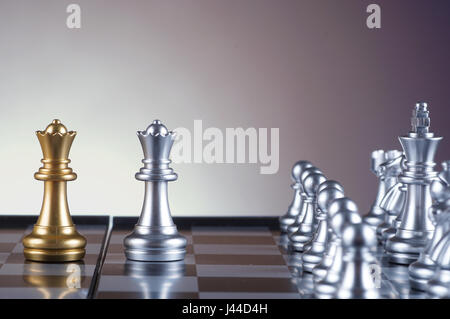 Silberne Königin und goldene Königin Satz von Schach auf Verlaufshintergrund - Führung, Team, erfolgreiche und Business-Konzept Stockfoto