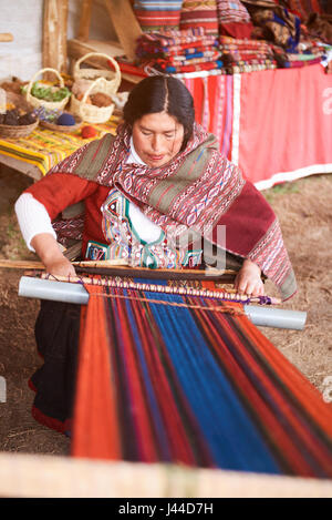 Cusco, Peru - 21. April 2017: Frau Arbeit in Chinchero traditionelle Herstellung in Cusco-Peru Stockfoto