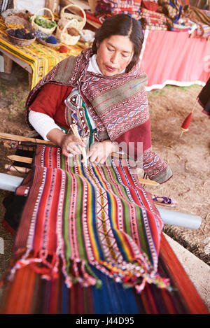 Cusco, Peru - 21. April 2017: Peruanische Frau mit Inka wolle. Frau treffen traditionelle Wolltuch Stockfoto