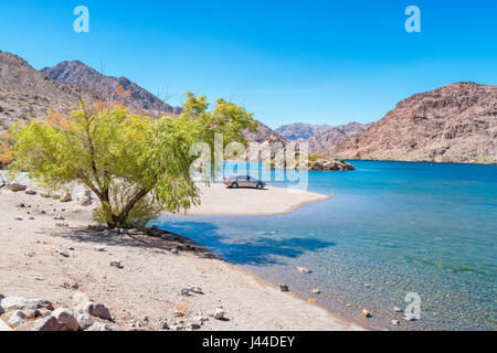 Auto (bis zur Unkenntlichkeit bearbeitet) Willow Beach liegt am Colorado River am Lake Mohave in Arizona, USA. Stockfoto