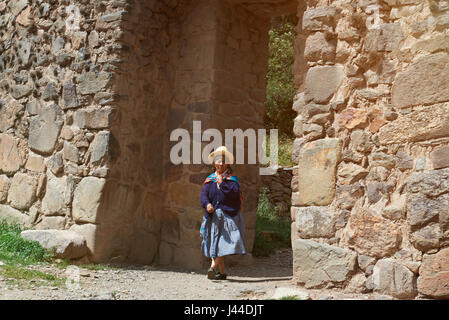 Cusco, Peru - 21. April 2017: Traditionelle peruanische Frau gehen auf der Straße sonnigen Tageszeit Stockfoto