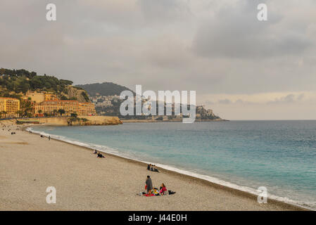 Nizza, Frankreich, am 13. April 2017: Völker Wandern und Relaxen zum Vertrag von Nizza am Strand bei Sonnenuntergang. Stockfoto