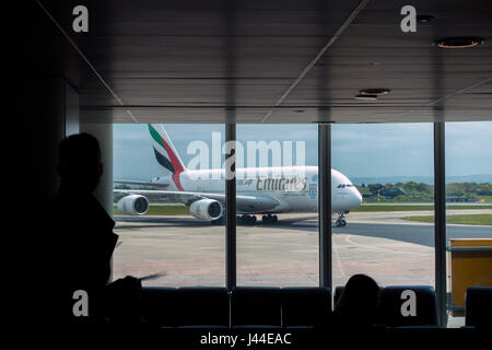 Emirates Airbus A380 Manchester Flughafen durch Lounge Fenster gesehen Stockfoto