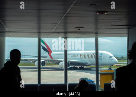 Emirates Airbus A380 Manchester Flughafen durch Lounge Fenster gesehen Stockfoto