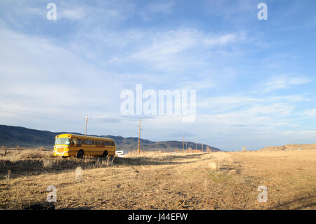 Vintage Schulbus verlassen in einem Feld in Utah. Stockfoto