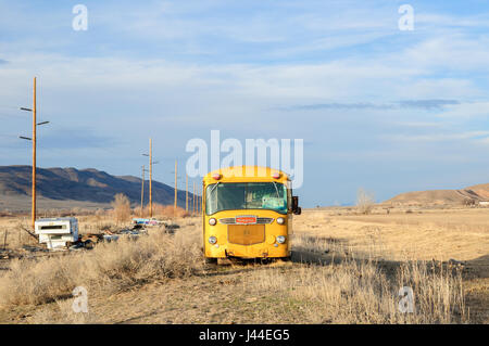 Vintage Schulbus verlassen in einem Feld in Utah. Stockfoto