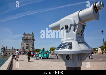 Portugal, Estredmadura, Belem, Lissabon, Torre de Belem als Festung zwischen 1515-1521 erbaut und Teleskop anzeigen. Stockfoto