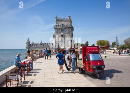 Portugal, Estredmadura, Belem, Lissabon, Torre de Belém gebaut als Festung zwischen 1515-152, Tuk Tuk Weinverkauf zu Toursts. Stockfoto