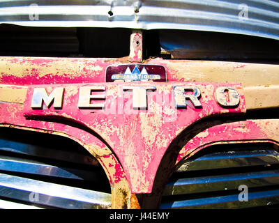 Nahaufnahme des Wortes "METRO" auf einem Vintage Metro van. Stockfoto