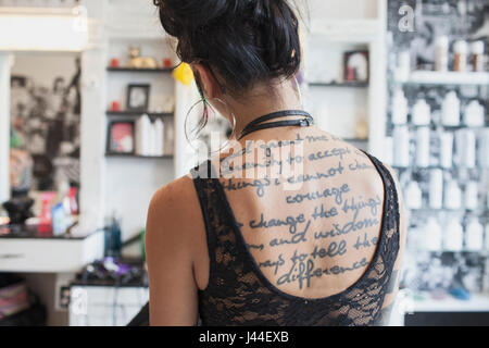 Die tätowierten Rücken einer Frau. Stockfoto