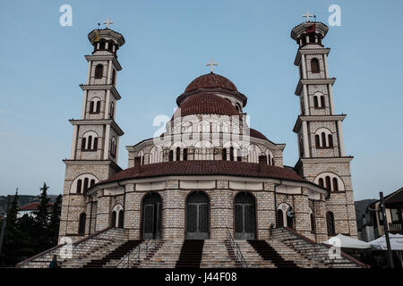 Die orthodoxe christliche Auferstehung-Kathedrale ist das große Wahrzeichen der Stadt Korce. Albanien hat eine Bevölkerung von knapp über 3 Millionen, nur ein Drittel der alle Albaner in der Welt aufgrund der negativen Migration. Fast 60 % der Bevölkerung sind Muslime, in der Nähe von 20 % arbeitslos und 15 % unterhalb der Armutsgrenze. Der Übergang vom Kommunismus, die in den 1990er Jahren begann hat bewiesen Herausforderung aufgrund der hohen Arbeitslosigkeit, weitverbreitete Korruption, marode Infrastruktur und leistungsstarke organisiertes Verbrechernetze. Das Land ist nach wie vor eines der ärmsten Länder in Europa. Stockfoto