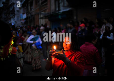 Lagankhel, Nepal. 9. Mai 2017. Nepalesische Anhänger bietet Butterlampe Chariot von Rato Machindranath bei Lagankhel, Lalitpur, Nepal auf Dienstag, 9. Mai 2017 vor. Rato Machindranath wird auch als "Gott des Regens" gesagt und Hindus und Buddhisten verehren die Machindranath in der Hoffnung auf gute Regen um Dürre während der Reis Plantage Saison zu verhindern. Bildnachweis: Pazifische Presse/Alamy Live-Nachrichten Stockfoto