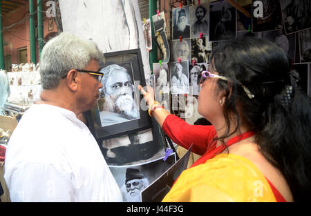 Kolkata, Indien. 9. Mai 2017. Ein paar Elederly überprüfen Sie Rabindranath Foto an Jorasanko Thalur Bari. Bengali Raffungen an Josanko Thakur Bari den Geburtsort von Rabindranath Tagore in Kalkutta Jahrestag seiner Geburt würdigen. Bildnachweis: Pazifische Presse/Alamy Live-Nachrichten Stockfoto