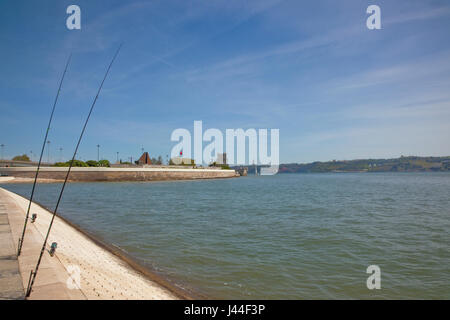 Portugal, Estredmadura, Lissabon, Belem, Torre de Belém gebaut als Turm Festung mit Denkmal und Brücke über den Fluss Tejo mit Angelruten in der foreg Stockfoto