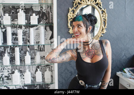 Ein Porträt einer jungen Frau in einem Friseursalon. Stockfoto